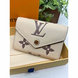 ルイヴィトン(LOUIS VUITTON)の【極美品】LOUIS VUITTON ポルトフォイユ・ヴィクトリーヌ 三つ折り(財布)