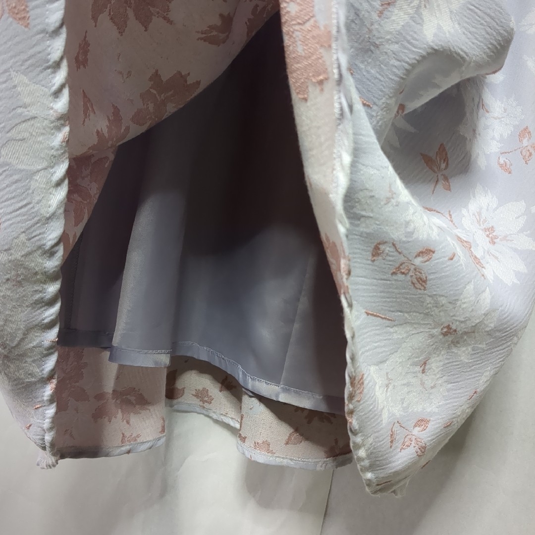 PATTERN fiona(パターンフィオナ)のPATTERN　パターン　ひざ丈スカート　フレアスカート　花柄スカート レディースのスカート(ひざ丈スカート)の商品写真