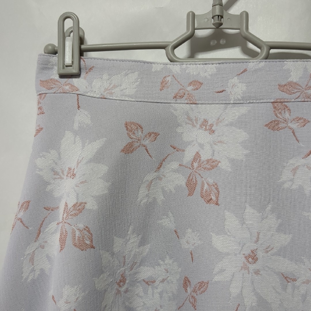 PATTERN fiona(パターンフィオナ)のPATTERN　パターン　ひざ丈スカート　フレアスカート　花柄スカート レディースのスカート(ひざ丈スカート)の商品写真