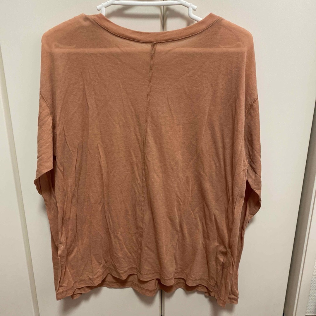 GU(ジーユー)のGU  カラーシアーTシャツ　くすみオレンジ　M レディースのトップス(Tシャツ(長袖/七分))の商品写真