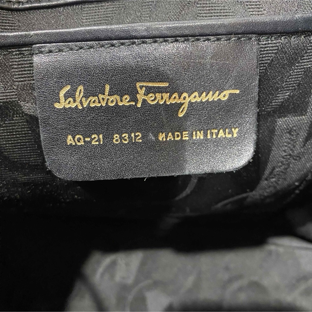 Salvatore Ferragamo(サルヴァトーレフェラガモ)の訳あり特価　フェラガモ レザー 巾着　ショルダーバッグ レディース　ブラック レディースのバッグ(ショルダーバッグ)の商品写真