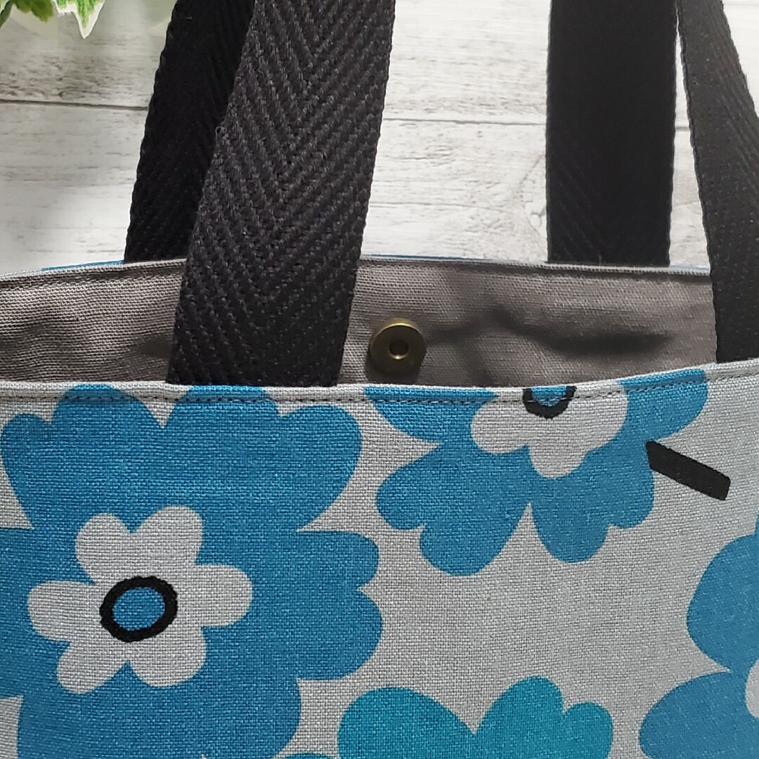 ミニトートバッグ『グレーにブルーの大きな花柄×デニム』 レディースのバッグ(トートバッグ)の商品写真