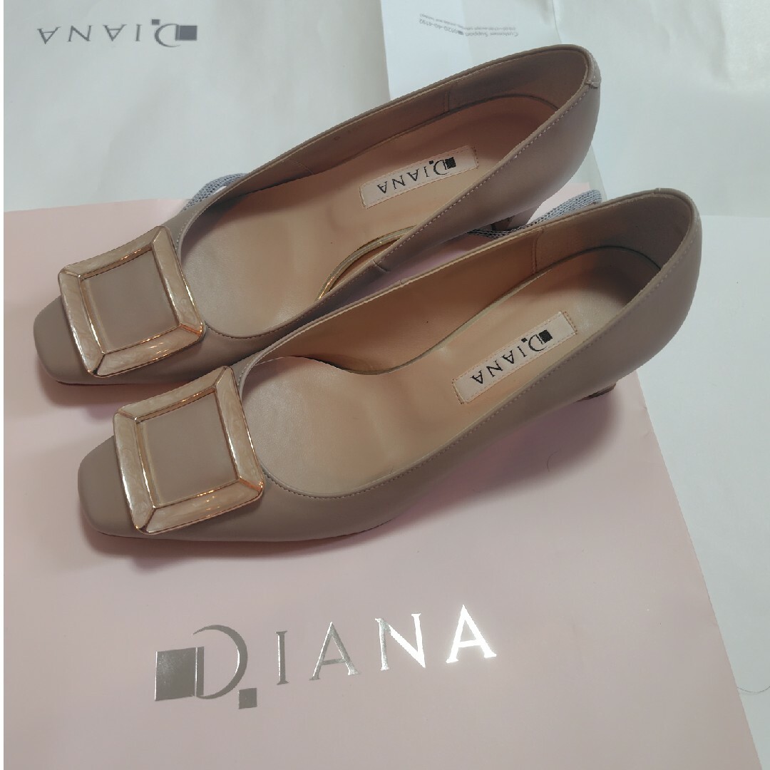 DIANA(ダイアナ)のバックルスクエアトゥパンプス レディースの靴/シューズ(ハイヒール/パンプス)の商品写真