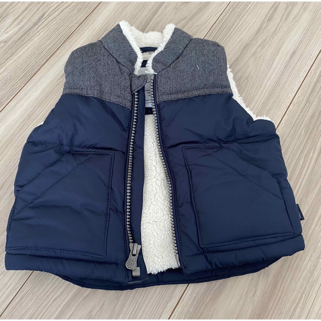 babyGAP(ベビーギャップ)の【baby  GAP】ベビー ベスト 0〜6months（50〜60cm） キッズ/ベビー/マタニティのベビー服(~85cm)(ジャケット/コート)の商品写真