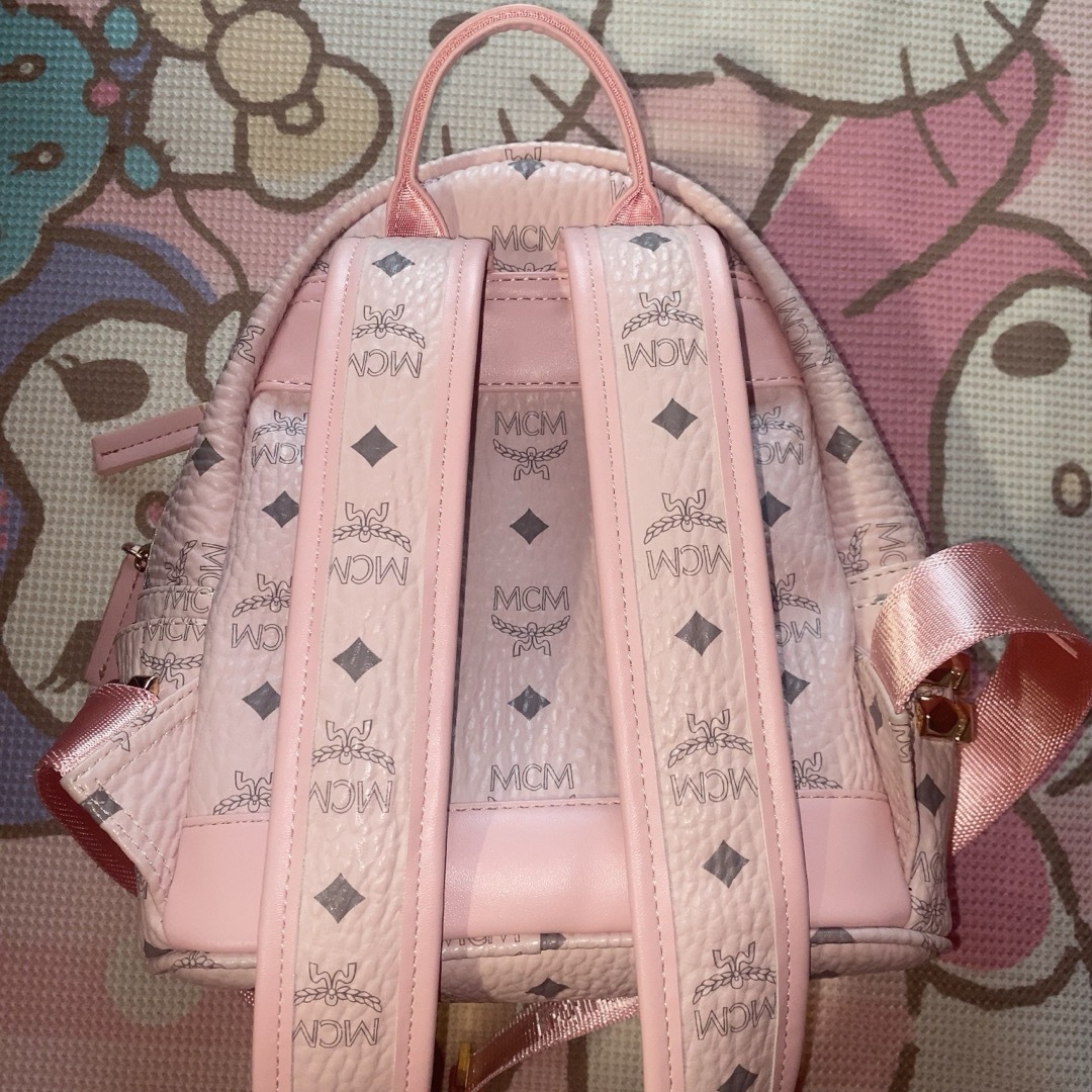 MCM(エムシーエム)のMCM リュック ピンク レディースのバッグ(リュック/バックパック)の商品写真