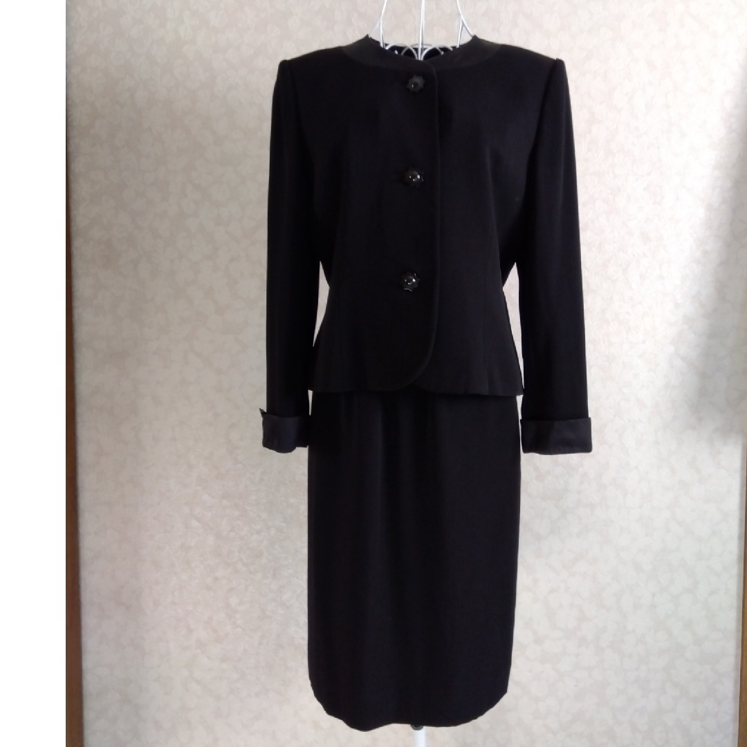 GIVENCHY(ジバンシィ)の★ジバンシー　ハイフォーマルスーツ レディースのフォーマル/ドレス(礼服/喪服)の商品写真