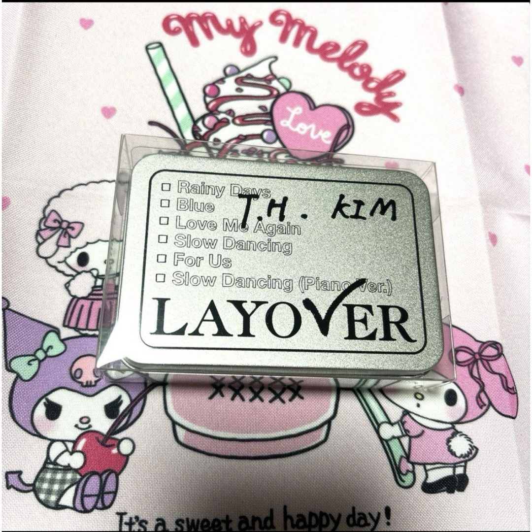 防弾少年団(BTS)(ボウダンショウネンダン)のBTS V LAYOVER TIN CASE STICKER SET テヒョン エンタメ/ホビーのCD(K-POP/アジア)の商品写真