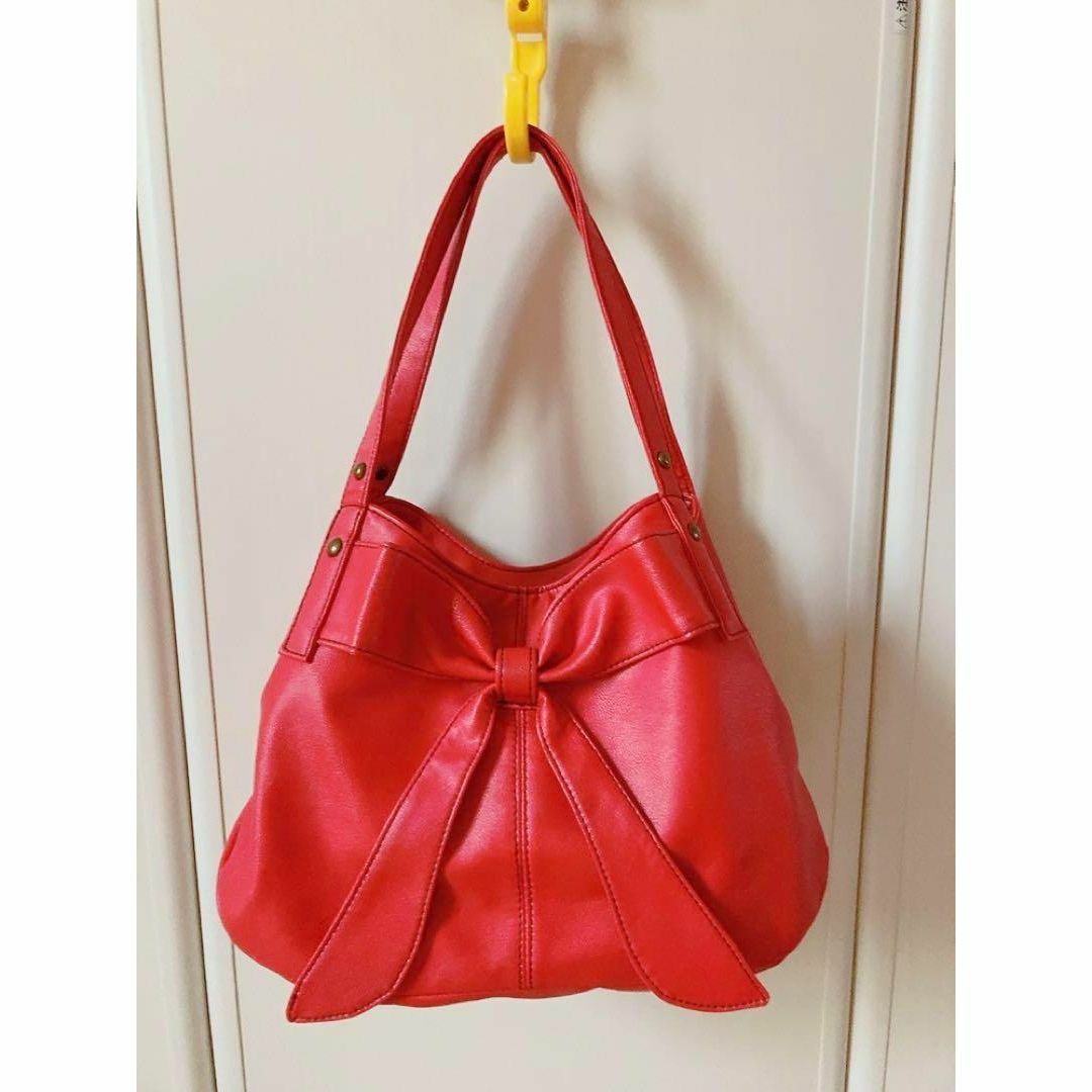 【美品】バッグ　レッド　朱赤　大容量 レディースのバッグ(ショルダーバッグ)の商品写真