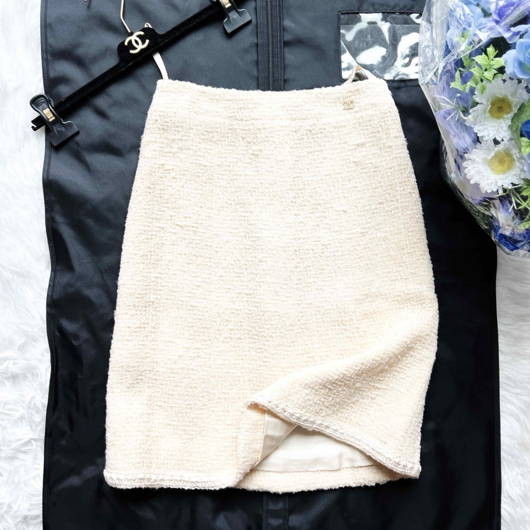 CHANEL(シャネル)の美品　CHANEL シャネル　ワッフル　ツイード　ホワイト　ビジュー　スカート　 レディースのスカート(ひざ丈スカート)の商品写真