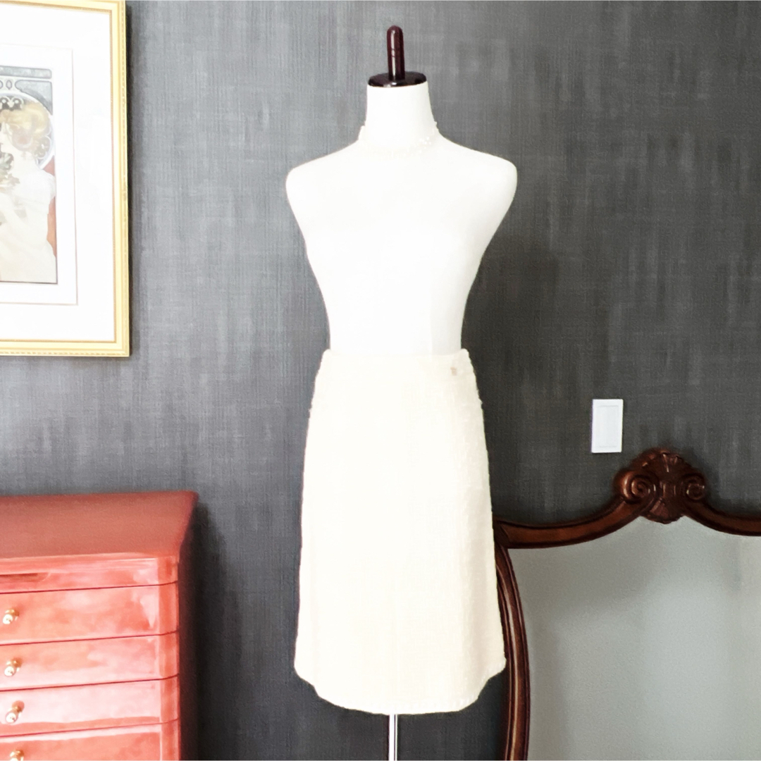 CHANEL(シャネル)の美品　CHANEL シャネル　ワッフル　ツイード　ホワイト　ビジュー　スカート　 レディースのスカート(ひざ丈スカート)の商品写真