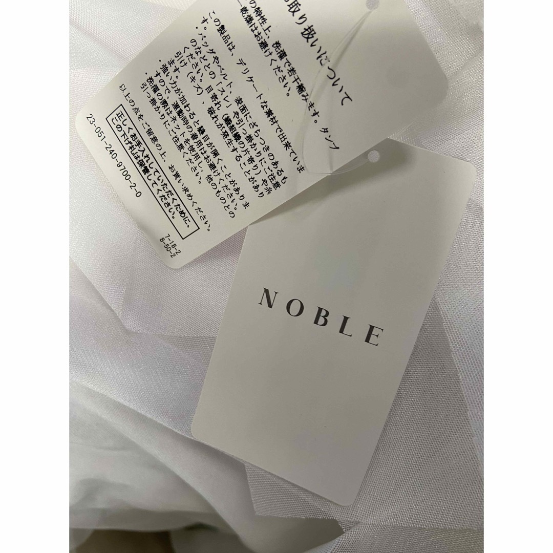 Noble(ノーブル)のNOBLE購入　フリルチュールコンビブラウス　白　新品未使用タグ付き　 レディースのトップス(シャツ/ブラウス(半袖/袖なし))の商品写真