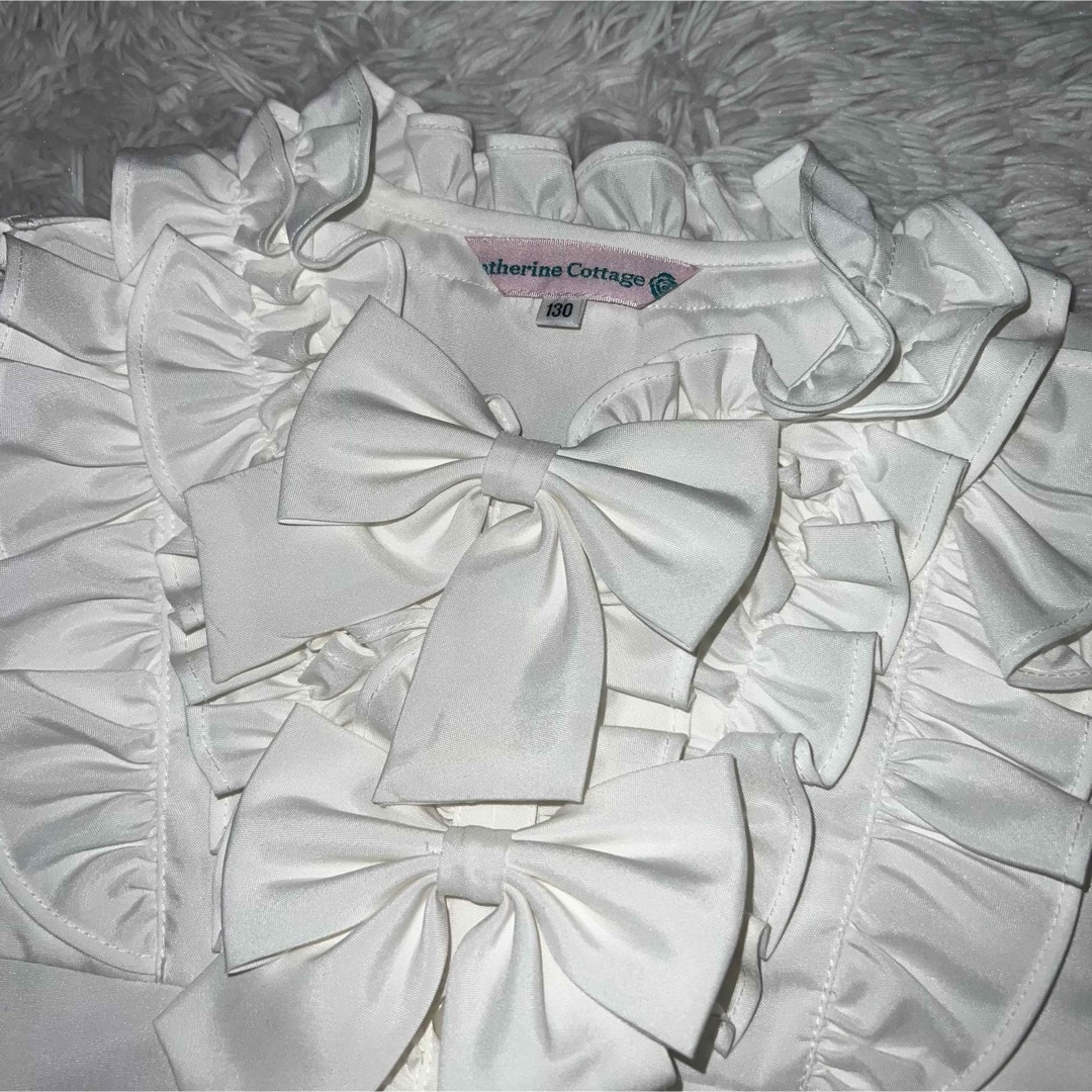 Catherine Cottage(キャサリンコテージ)のキャサリンコテージ　130cm フリルシャツ　リボン 白　スーツ キッズ/ベビー/マタニティのキッズ服女の子用(90cm~)(ブラウス)の商品写真