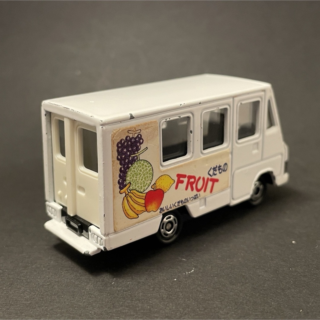 Takara Tomy(タカラトミー)の【廃盤】トミカ No.93 トヨタ クイックデリバリーバン くだもの配達車 エンタメ/ホビーのおもちゃ/ぬいぐるみ(ミニカー)の商品写真