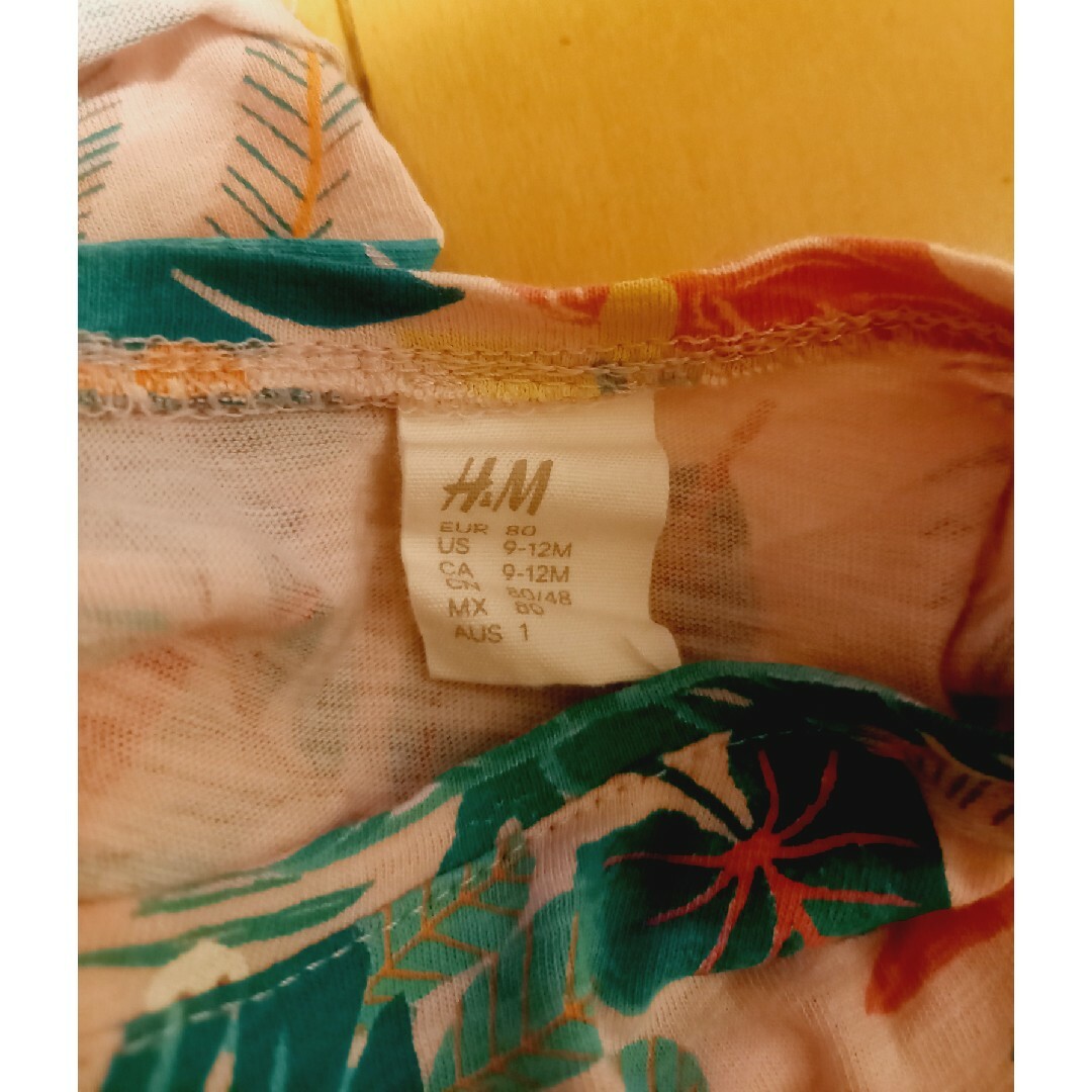 H&M(エイチアンドエム)のUSED 美品☆H&Mリゾート柄半袖Tシャツ☆ピンク80cm キッズ/ベビー/マタニティのベビー服(~85cm)(Ｔシャツ)の商品写真