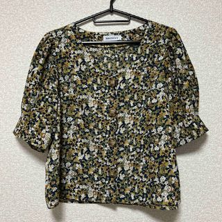 花柄シャツ　トップス　レディース(シャツ/ブラウス(半袖/袖なし))