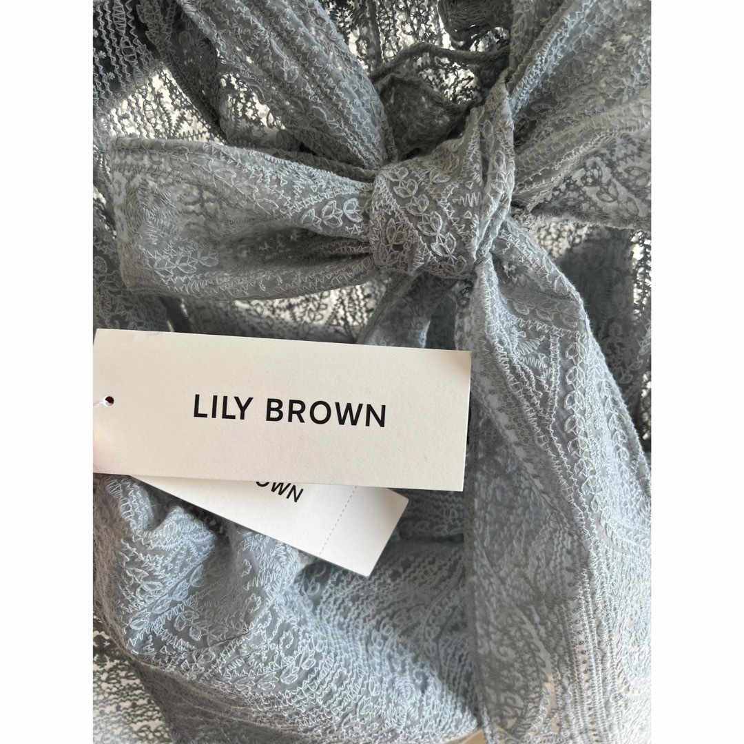 Lily Brown(リリーブラウン)のリリーブラウン Lilybrown 刺繍ボウタイブラウス ブルー リボン 新品 レディースのトップス(シャツ/ブラウス(長袖/七分))の商品写真