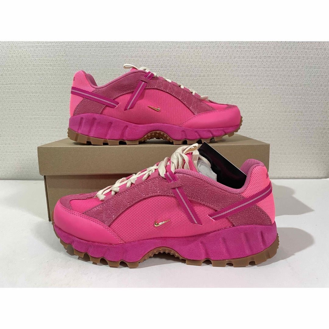 NIKE(ナイキ)の【新品】Jacquemus × Nike　エアフマラ ピンク メンズの靴/シューズ(スニーカー)の商品写真