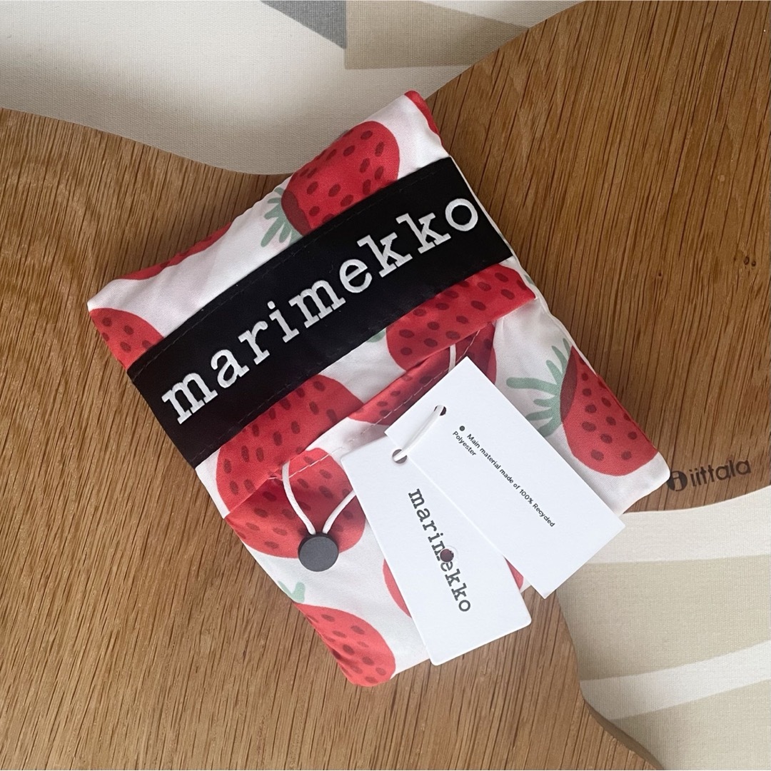 marimekko(マリメッコ)の新品 marimekko MANSIKKA マンシッカ イチゴ スマートバッグ レディースのバッグ(エコバッグ)の商品写真