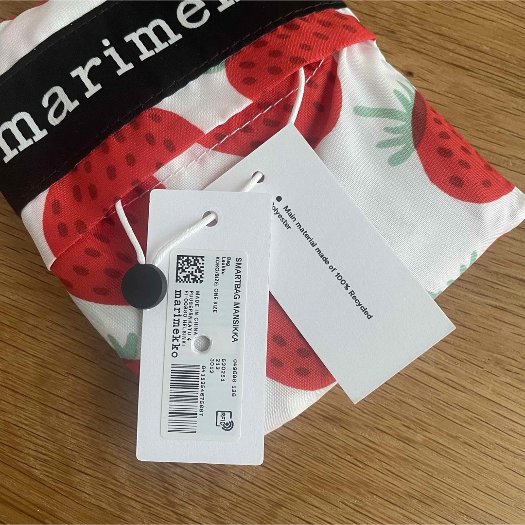 marimekko(マリメッコ)の新品 marimekko MANSIKKA マンシッカ イチゴ スマートバッグ レディースのバッグ(エコバッグ)の商品写真