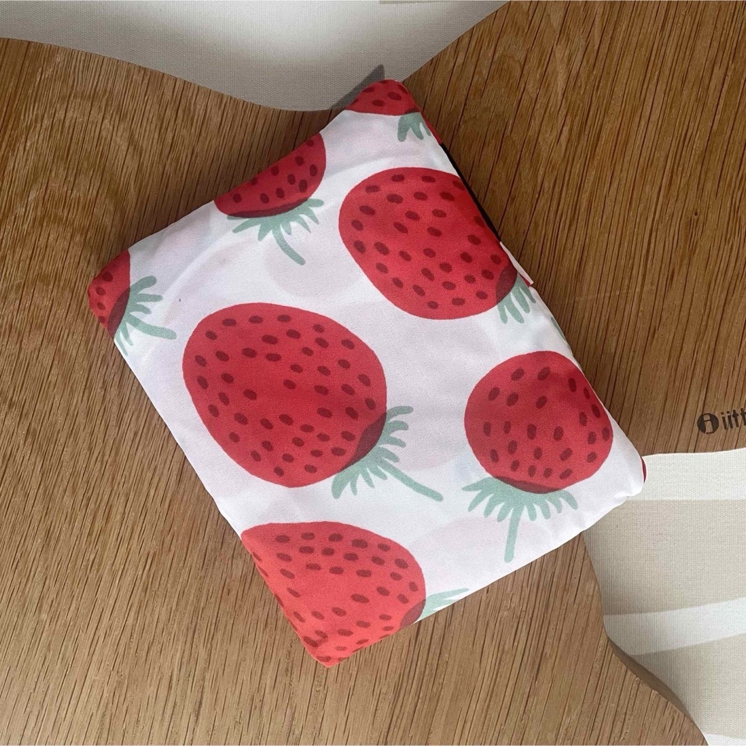 marimekko(マリメッコ)の新品 marimekko MANSIKKA マンシッカ イチゴ スマートバッグ レディースのバッグ(エコバッグ)の商品写真