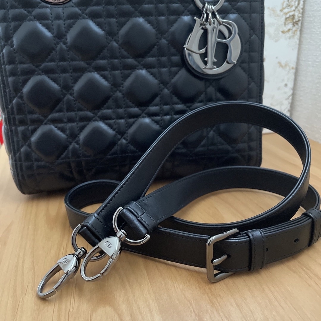 Dior(ディオール)のレディディオール　ミディアム　ラムスキン　ブラックメタルチャーム　国内在庫0 レディースのバッグ(ハンドバッグ)の商品写真