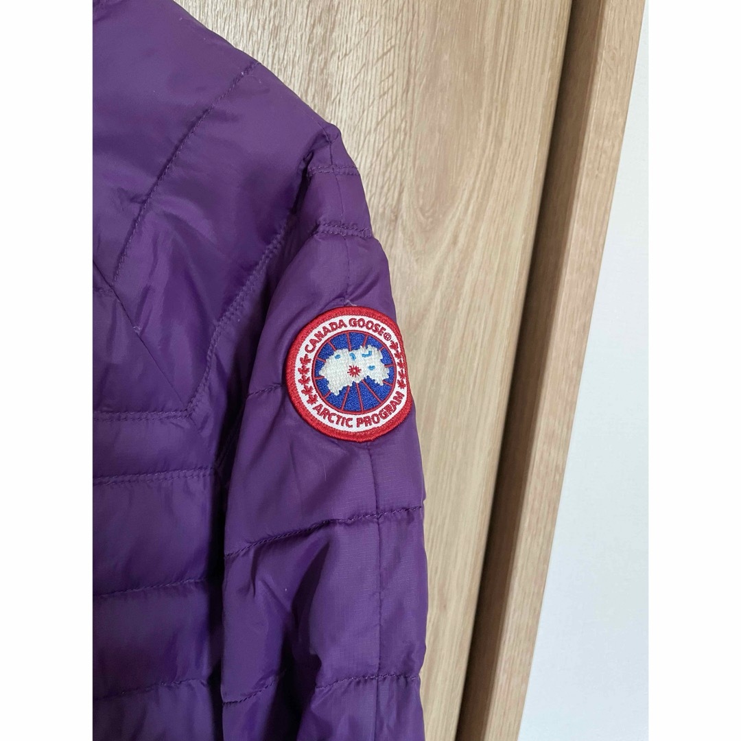 CANADA GOOSE(カナダグース)の本物カナダグースCANADA GOOSEのパープル系のダウンジャケット　MM レディースのジャケット/アウター(ダウンジャケット)の商品写真