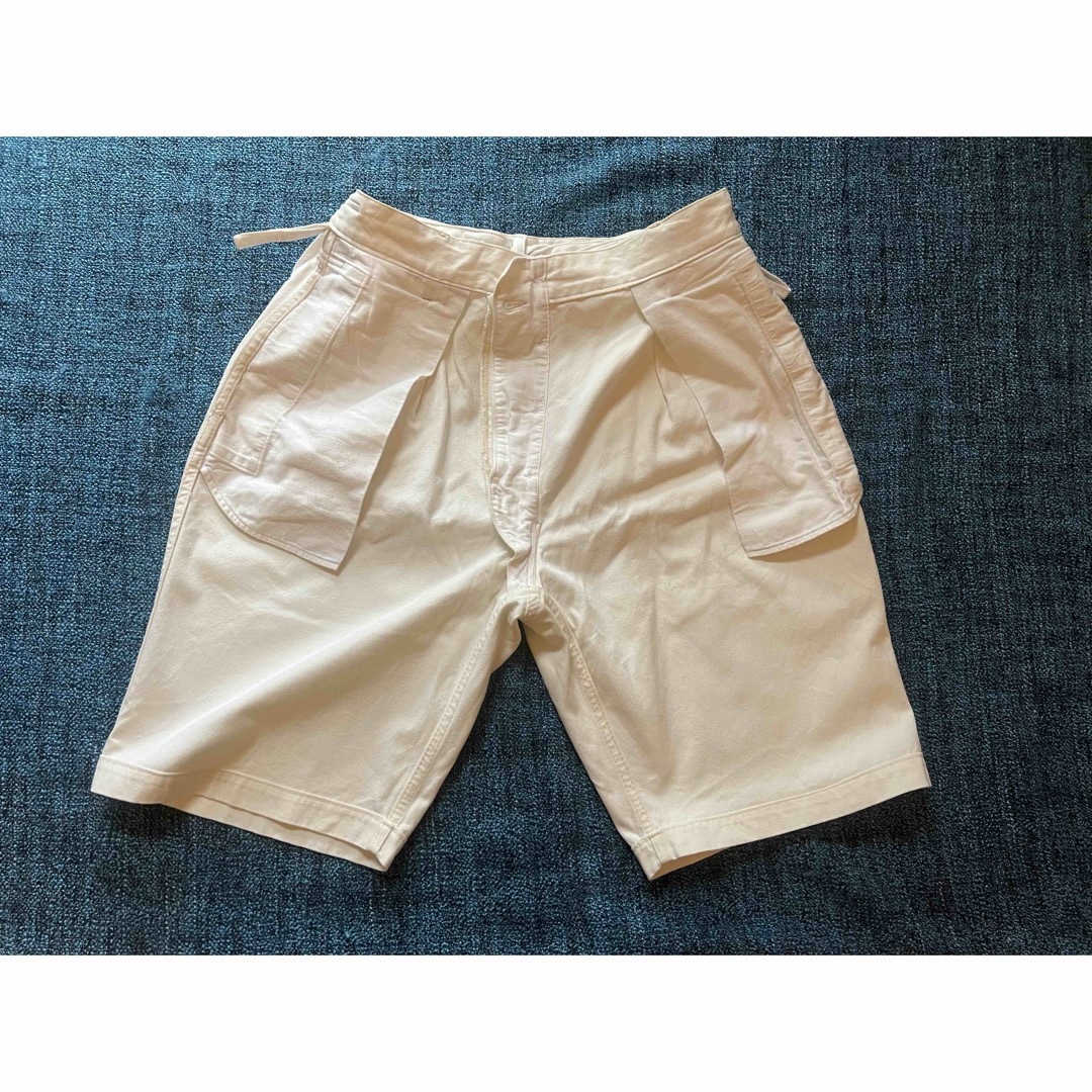 COMOLI(コモリ)のCOMOLI コモリ ベルテッドチノショーツ ショートパンツ　ホワイト メンズのパンツ(ショートパンツ)の商品写真