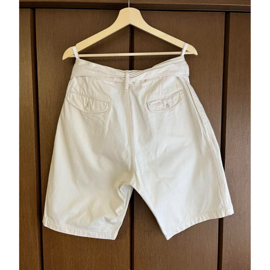 COMOLI(コモリ)のCOMOLI コモリ ベルテッドチノショーツ ショートパンツ　ホワイト メンズのパンツ(ショートパンツ)の商品写真