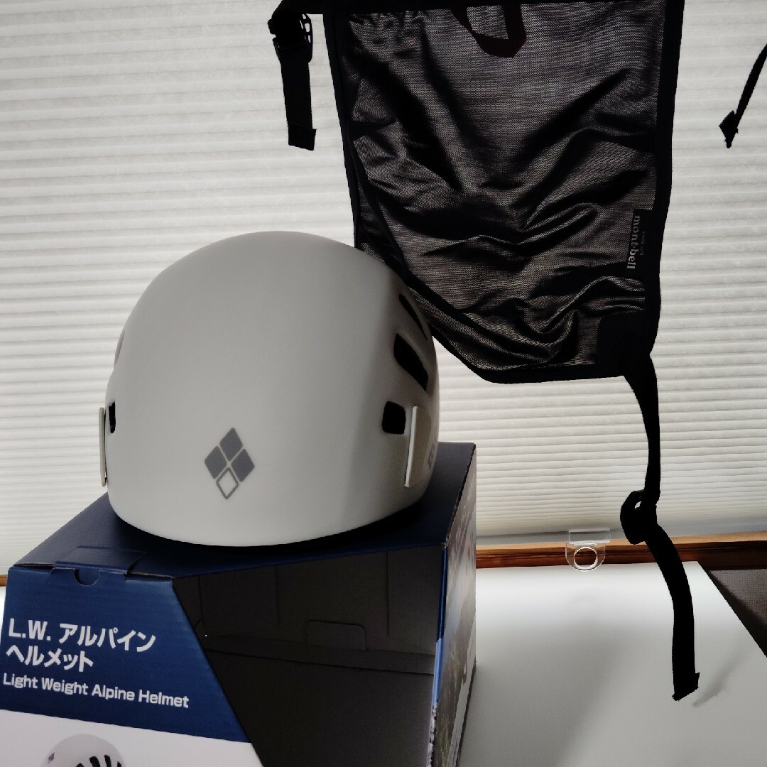mont bell(モンベル)の定価より40％OFF : L.W アルパインヘルメット&ホルダー スポーツ/アウトドアのアウトドア(登山用品)の商品写真