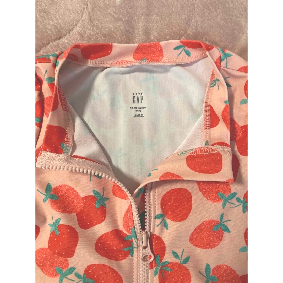 GAP(ギャップ)のいちご柄ベビー用スイムウェア80cm キッズ/ベビー/マタニティのベビー服(~85cm)(その他)の商品写真