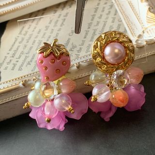 苺ボタンと花びらピアスorイヤリング(ピアス)