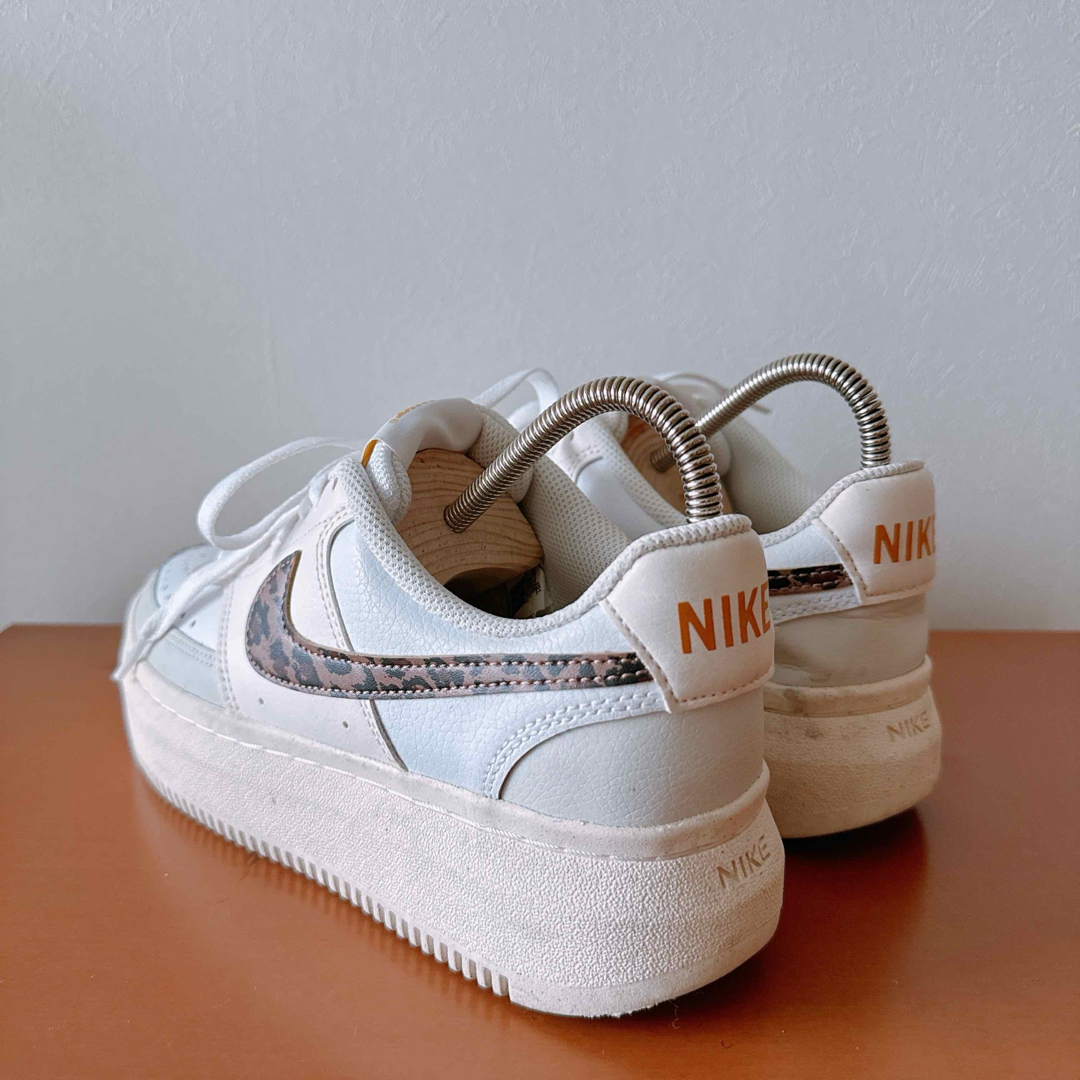 NIKE(ナイキ)のNIKE  厚底スニーカー　コート ビジョン アルタ DO2791-100 レディースの靴/シューズ(スニーカー)の商品写真