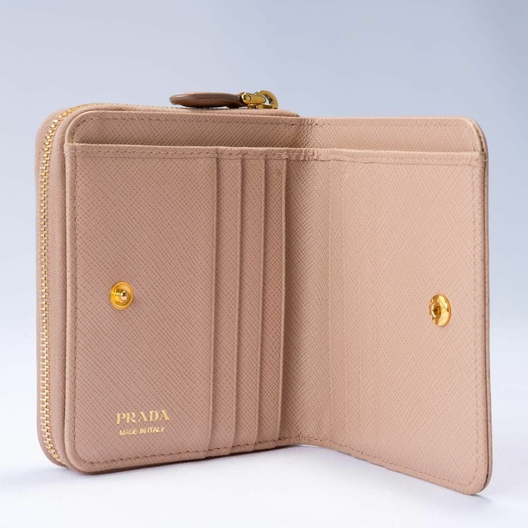 PRADA(プラダ)のPRADA サフィアーノレザー　コンパクト財布　三角ロゴ　プラダ レディースのファッション小物(財布)の商品写真
