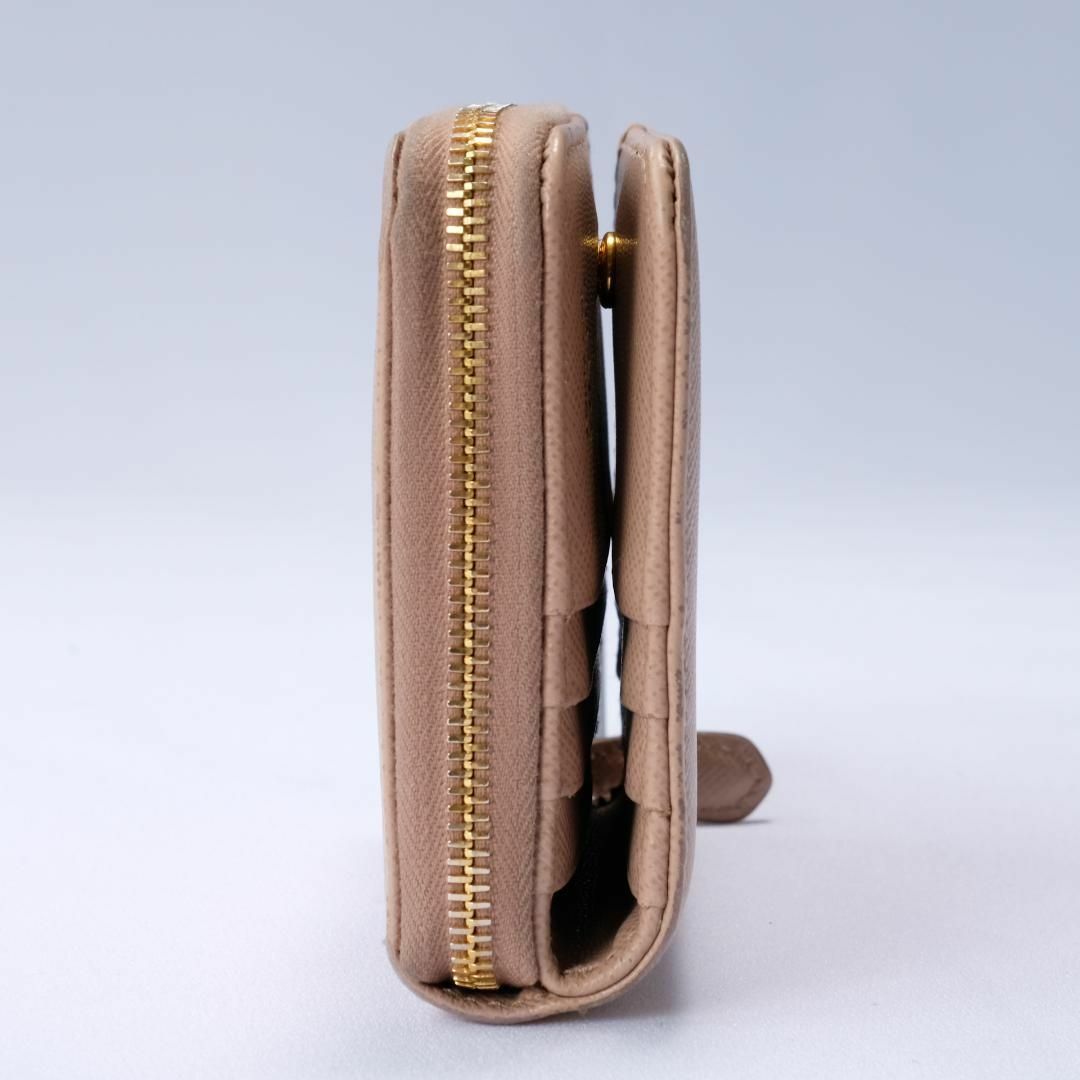 PRADA(プラダ)のPRADA サフィアーノレザー　コンパクト財布　三角ロゴ　プラダ レディースのファッション小物(財布)の商品写真