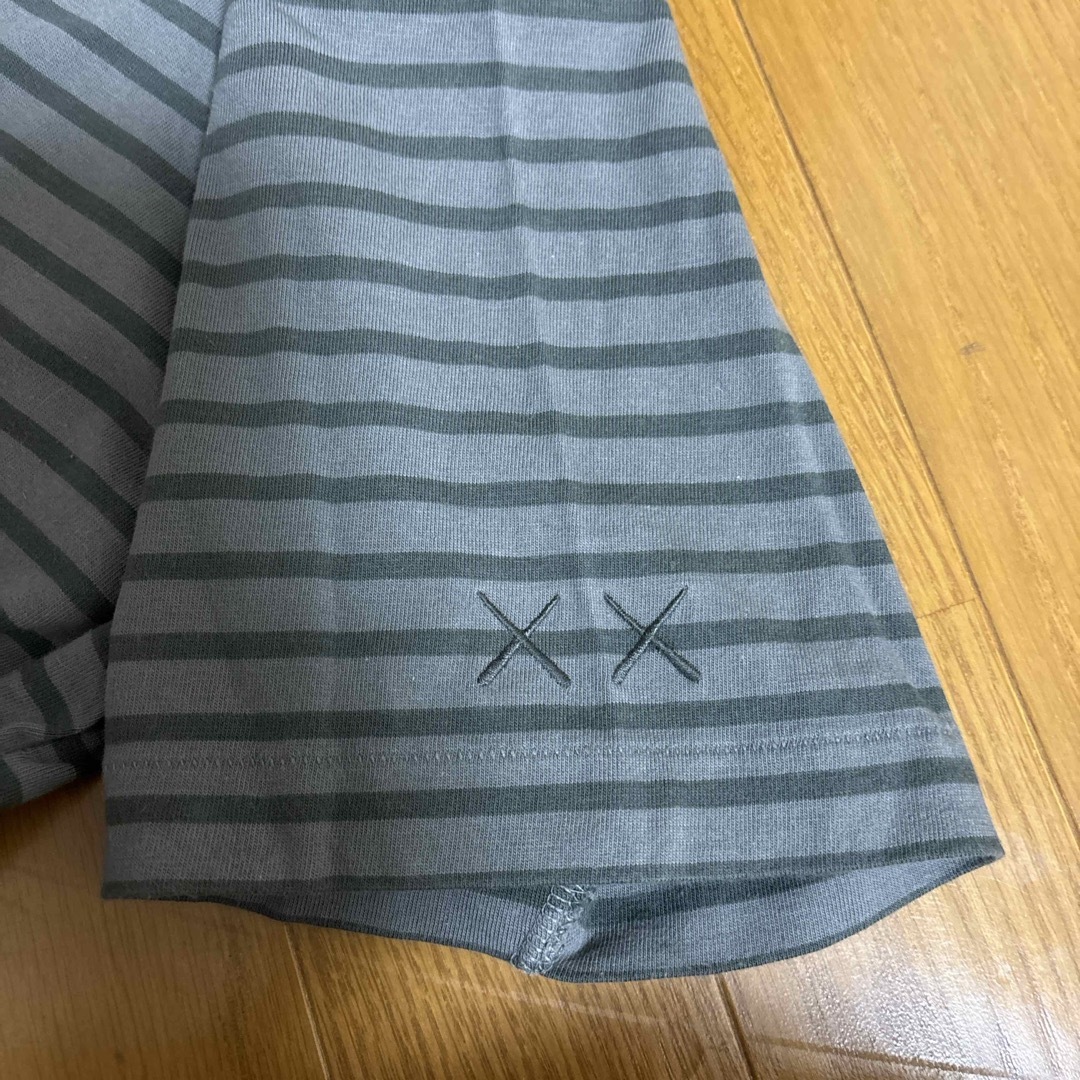 UNIQLO(ユニクロ)のユニクロ　kaws Tシャツ　グレー　ボーダー　半袖 メンズのトップス(Tシャツ/カットソー(半袖/袖なし))の商品写真