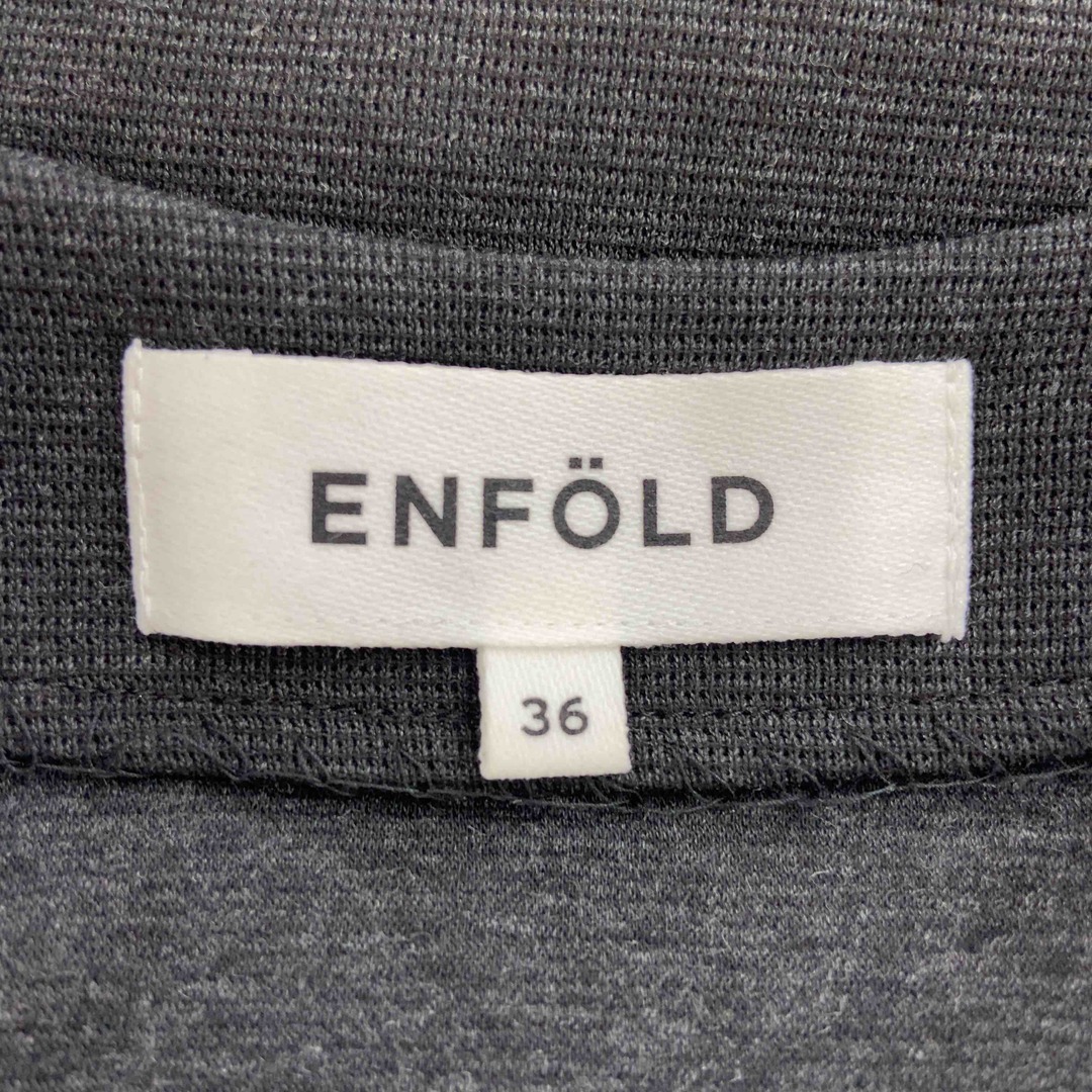 ENFOLD(エンフォルド)のENFOLD エンフォルド　Vネック　デザイン　5分袖 ダークグレー　濃灰色　カットソー　レディース カットソー レディースのトップス(カットソー(長袖/七分))の商品写真