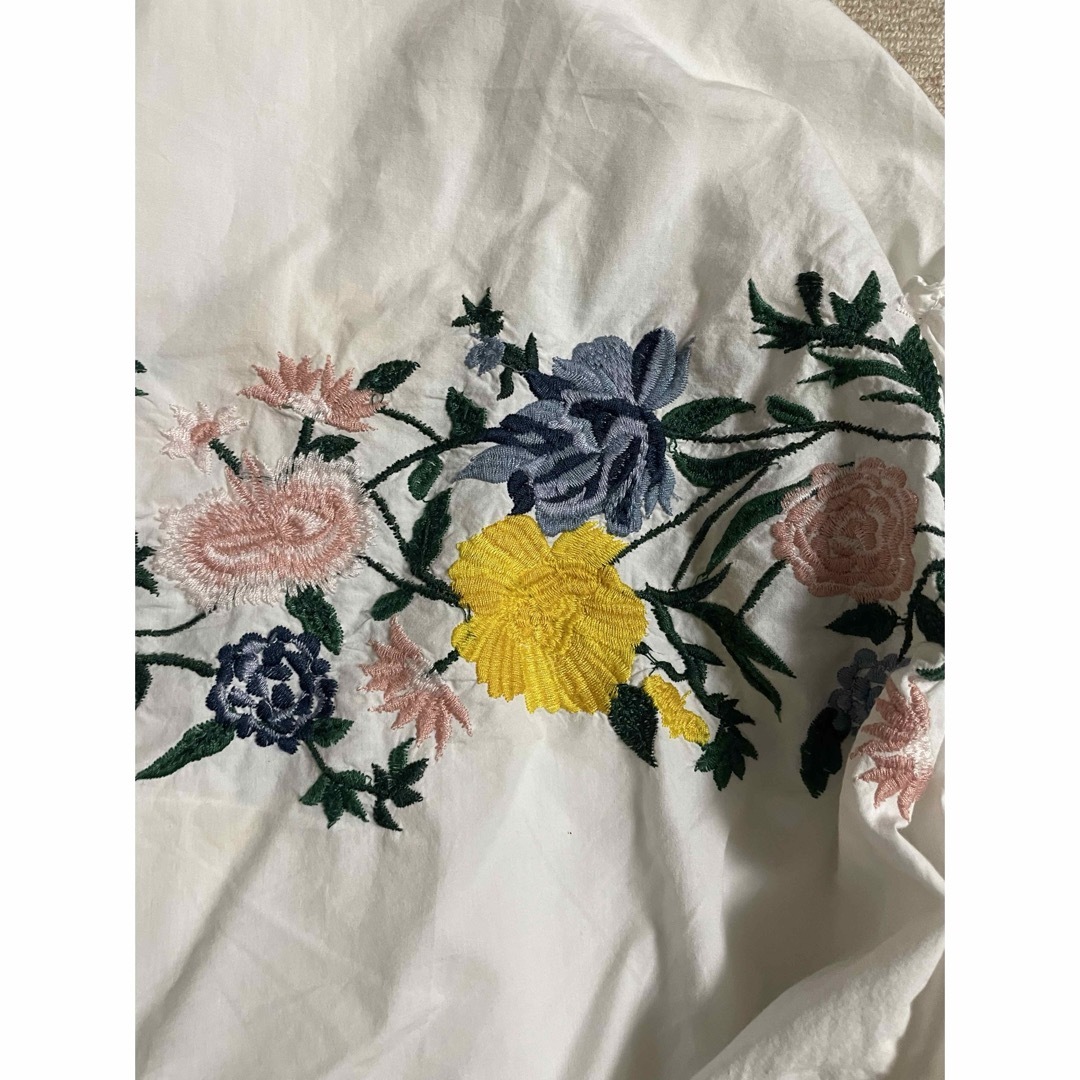 ZARA(ザラ)のZARA 花柄刺繍のカットソーブラウス　白・ホワイト レディースのトップス(シャツ/ブラウス(長袖/七分))の商品写真