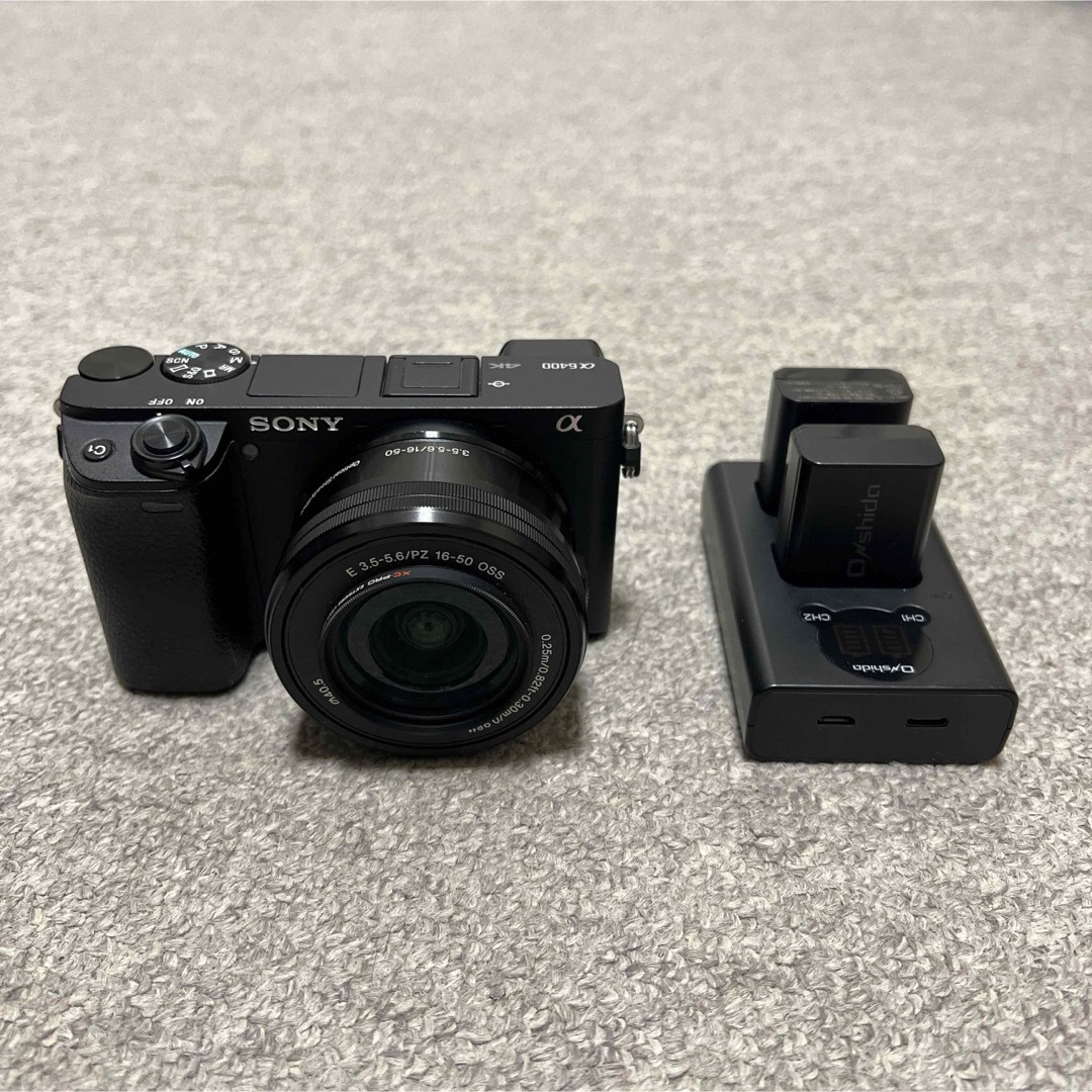 SONY(ソニー)の【美品】α6400(パワーズームレンズキット)＋充電器＋SDカード スマホ/家電/カメラのカメラ(ミラーレス一眼)の商品写真