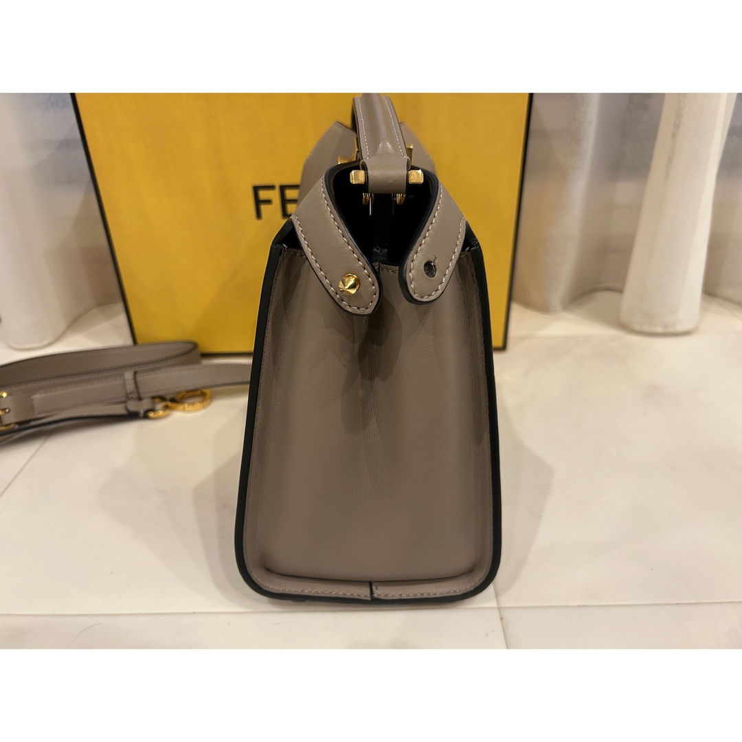 FENDI(フェンディ)のFENDI ピーカブー アイコニック エッセンシャリー レディースのバッグ(ハンドバッグ)の商品写真