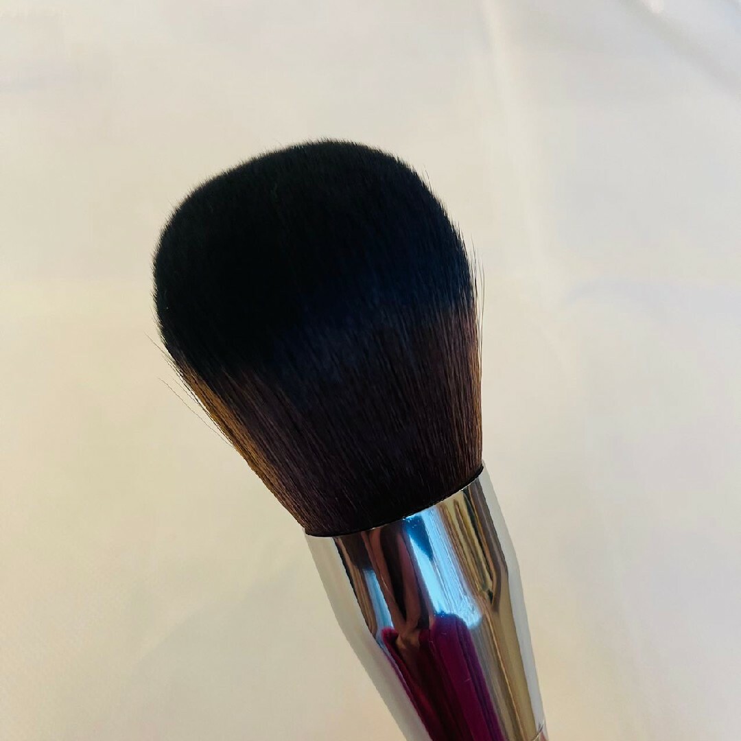 MAKE UP FOR EVER(メイクアップフォーエバー)のメイクアップフォーエバー　パウダーブラシラージ130 コスメ/美容のベースメイク/化粧品(フェイスパウダー)の商品写真