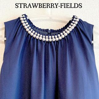 ストロベリーフィールズ(STRAWBERRY-FIELDS)の2連パールとギャザーが華やか♪　Aライン膝丈ドレス　フリー　ネイビー(ひざ丈ワンピース)