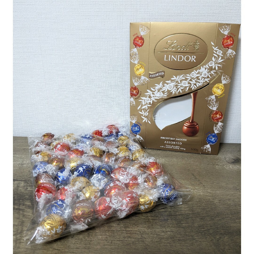 Lindt(リンツ)のリンツリンドール ゴールドアソート コストコ チョコレート 600g 食品/飲料/酒の食品(菓子/デザート)の商品写真