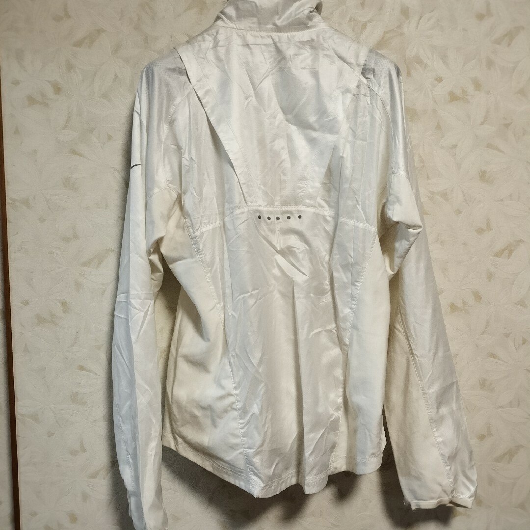 NIKE(ナイキ)のナイキ ナイロンジャケット ランニングウェア 白 スポーツ エクササイズ トレ レディースのジャケット/アウター(ナイロンジャケット)の商品写真