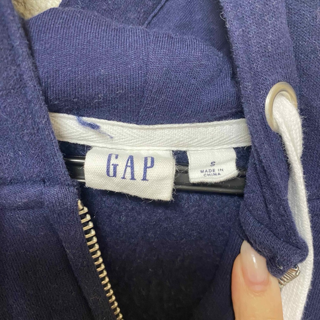 GAP(ギャップ)のGAP ジップ付きパーカー★紺　ネイビー ロゴ入りパーカー レディースのトップス(パーカー)の商品写真