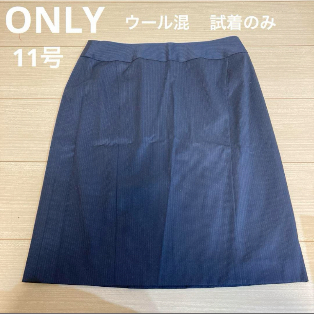 ONLY NY(オンリーニューヨーク)のONLY オンリー　スーツ　スカートのみ　11号サイズ　ネイビー　縦ストライプ レディースのスカート(ひざ丈スカート)の商品写真