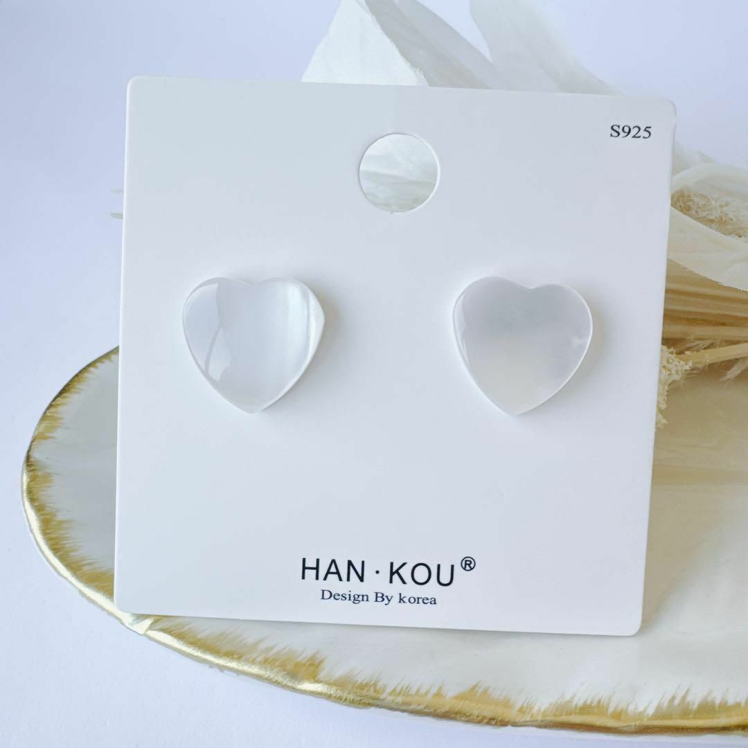 ハートピアス　シンプル　アレルギー対応　韓国　　白　小ぶり　プレゼント レディースのアクセサリー(ピアス)の商品写真