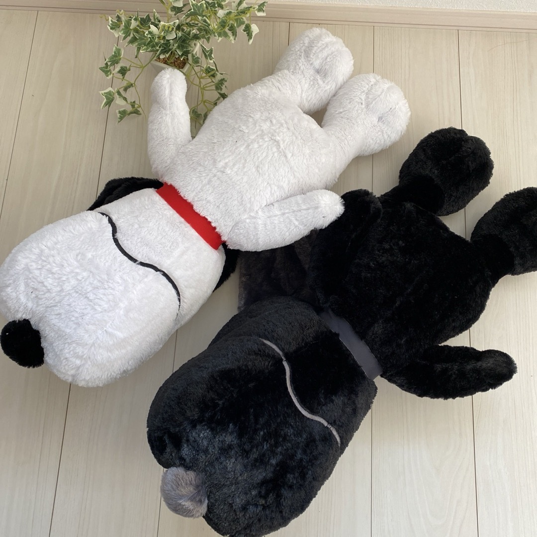 SNOOPY(スヌーピー)のスヌーピー　寝そべり　スーパーBIG ぬいぐるみ　白黒　セット エンタメ/ホビーのおもちゃ/ぬいぐるみ(ぬいぐるみ)の商品写真