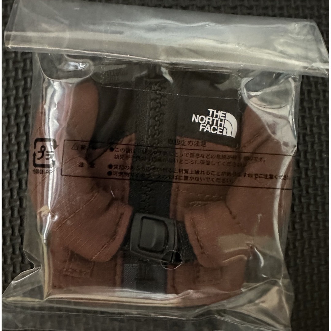 THE NORTH FACE(ザノースフェイス)のノースフェイス キーホルダー ミニヌプシジャケット カプチーノ メンズのファッション小物(キーホルダー)の商品写真