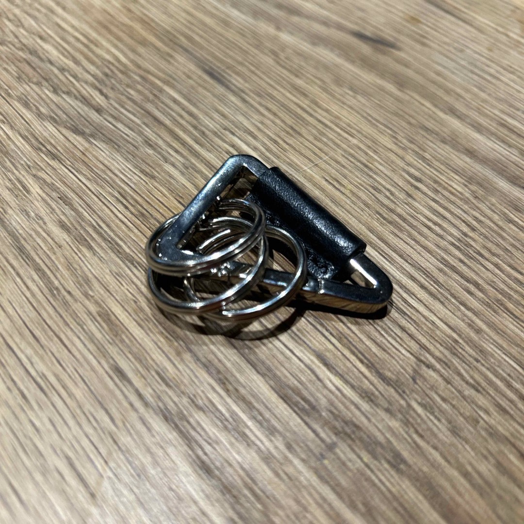 Hender Scheme(エンダースキーマ)のdeci Triangle Carabiner Key Ring BLACK メンズのファッション小物(キーホルダー)の商品写真