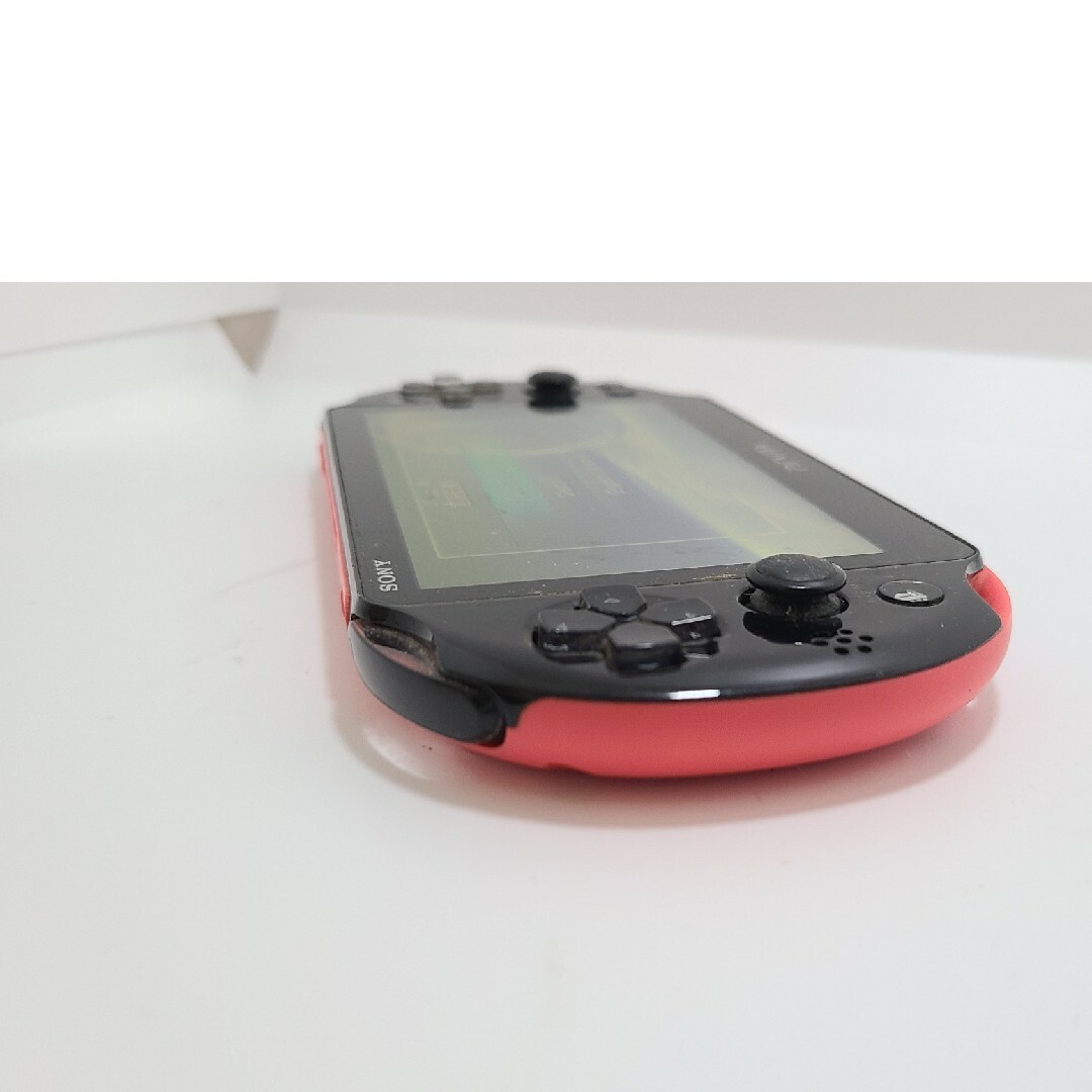 PlayStation Vita(プレイステーションヴィータ)のPlaystation Vita PCH2000 ピンク×ブラック エンタメ/ホビーのゲームソフト/ゲーム機本体(携帯用ゲーム機本体)の商品写真